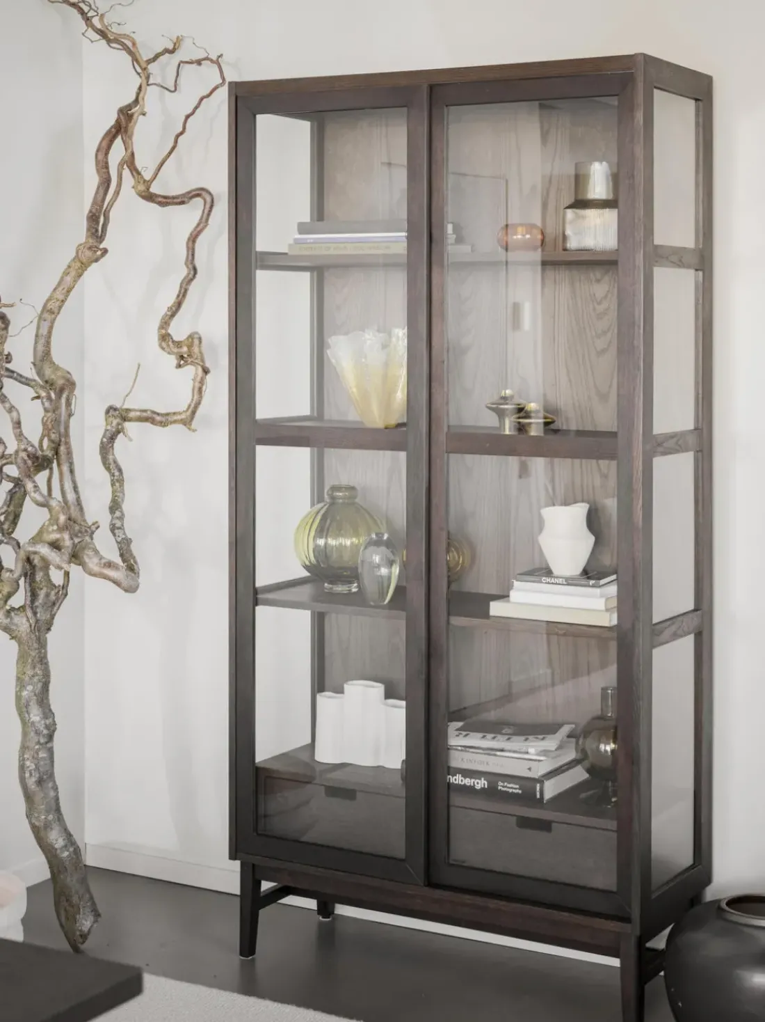 Vitrina de madera de roble con puertas correderas Hazelton