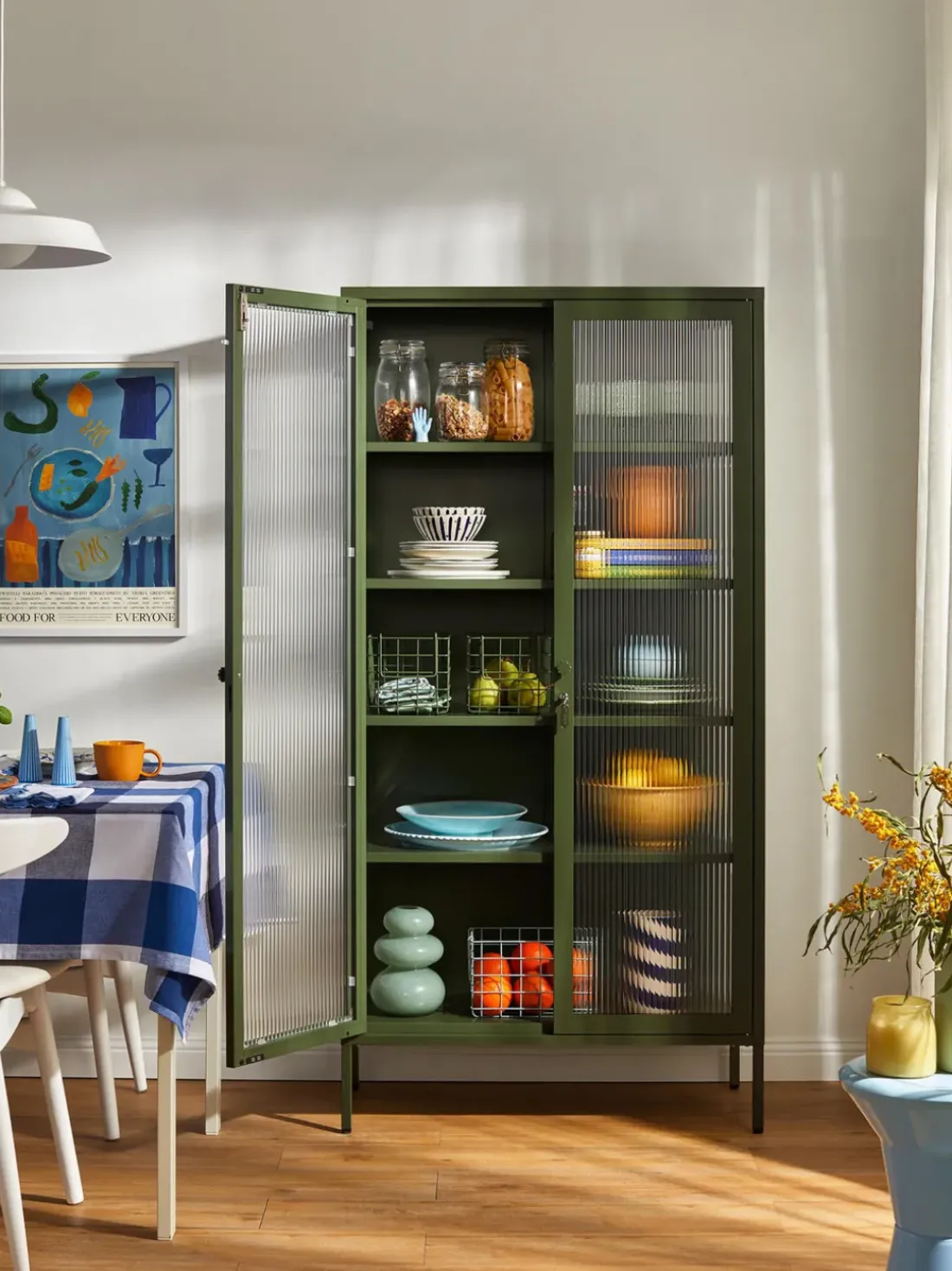 Vitrina de metal con cristal acanalado The Collector