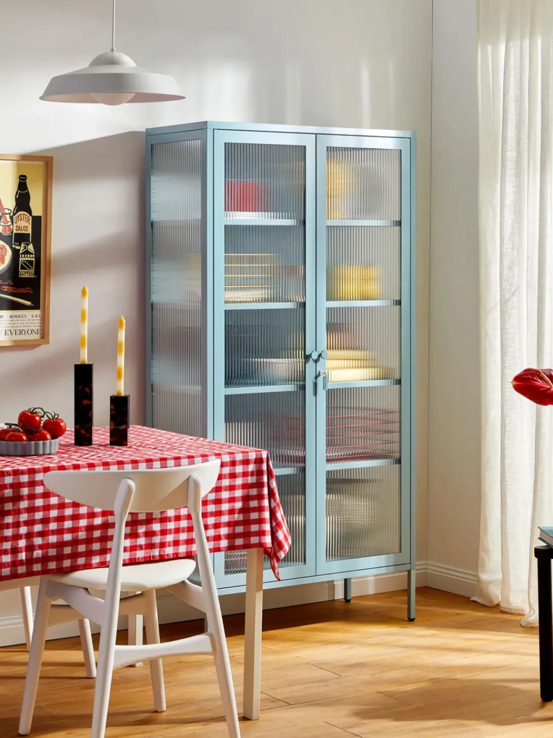 Vitrina de metal con cristal acanalado The Collector