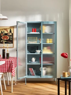 Vitrina de metal con cristal acanalado The Collector