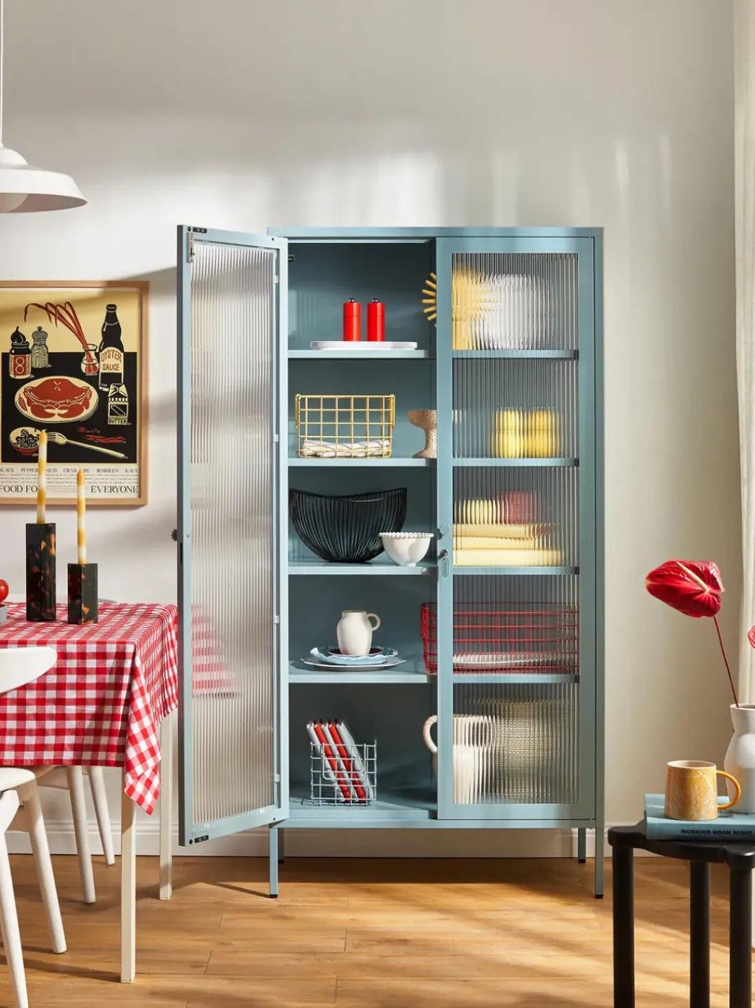 Vitrina de metal con cristal acanalado The Collector