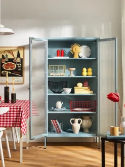 Vitrina de metal con cristal acanalado The Collector